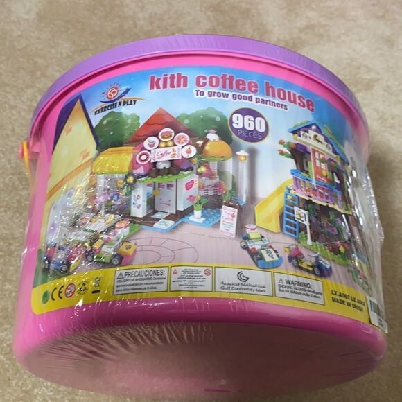 Kith Coffee House & Tree House Building Blocks 960 Pcs in Storage Container NEW - Picture 3 of 8